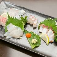 釣りたての新鮮なお魚が贅沢に味わえる盛り合わせです。素材本来のピチピチした活きた旨味がそのまま味わえる、鮮度抜群な一皿。リーズナブルなのでオススメです。