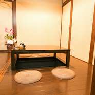 落ち着いた雰囲気の中、心地よいBGMを聴きながら、寛げる雰囲気です。友と愉しく語らいながら、旬の食材を使った美味しいおばんざいで、1日の疲れを癒してください。50代のお客さまにも多く来ていただいています。