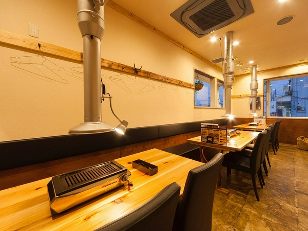 焼肉屋に見えない！木のぬくもりを感じるオシャレな店内！