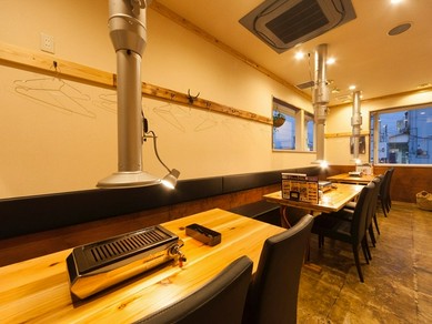 焼肉屋に見えない！木のぬくもりを感じるオシャレな店内！