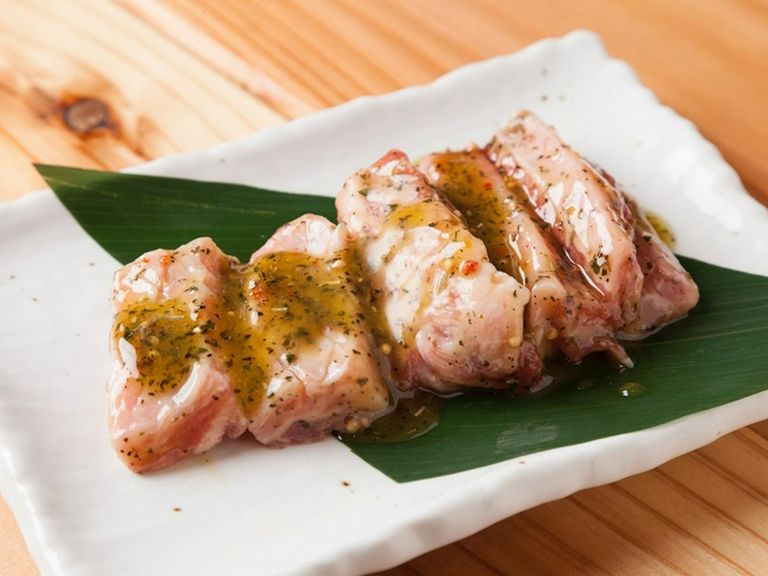 脂が甘い『イベリコ豚中落ち バジルソース』