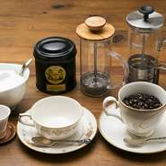 紅茶では一般的に使われる「フレンチプレス」。当店ではコーヒーもこの方式で提供しています。挽いたコーヒー豆とお湯をコーヒーメーカーに入れ、3分経ったらフィルタをプレス。香り高いコーヒーが召し上がれます。