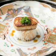 フランス料理でよく使われる高級食材のフォアグラを日本人の口にも合うように工夫した一品。醤油をベースにニンニクやレモンを効かせたソースが決め手です。古伊万里焼の器に盛りつけ特別な一皿を演出します。