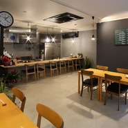 黒とグレーを基調にシックな雰囲気を演出し、木の温もりで心地よさをも演出。カウンターと料理人の距離が近く、鉄板焼きの美味しい香りと見た目の演出を楽しめます。