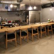 「1人で気楽に来れるお店です」と料理人。カウンター席に座れば、目の前で鉄板焼きのパフォーマンスを楽しめます。出来立てのアツアツ料理を、美味しいワインやビールでいただく。素敵なディナーになりそうです。