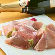 充実の赤ワインや白ワインと共に、『お好み焼き』などの美味しい鉄板焼き料理を楽しむ女子会。『生ハムサラダ』などのヘルシー系もあります。お店の雰囲気が落ち着いているのでゆっくりと会話を楽しめます。