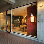 2人でいつもと違った鉄板焼きデート。テーブル席もいいですが、カウンター席に座り、鉄板焼きの匂いと音を2人で一緒に楽しめば、会話がいつもより弾むもの。