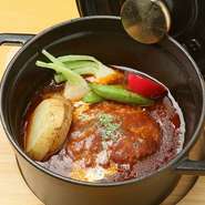 ミンチの割合を調整することで絶妙な食感に仕上がったハンバーグは【Barbe】の自信作。地元の野菜も入った、自家製デミグラスソースが美味しさを際立たせる料理です。