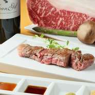 料理人おすすめの焼き加減はミディアムレア。上質な肉を鉄板で一気に焼き上げます。100g単位でボリュームアップも可能。塩コショウでシンプルに味わうも良し、ワサビなどで味を変えるも良し。