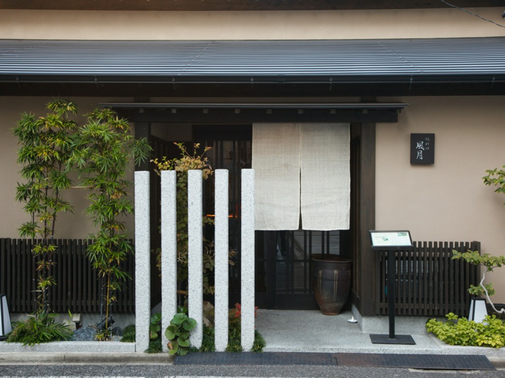 街の景色に溶け込み、そっと佇む大人の隠れ家