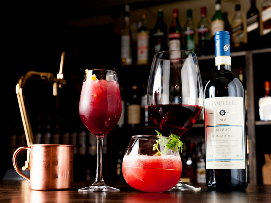 開店直後が狙い目かも。敢えてバーで女子会を開いてみては