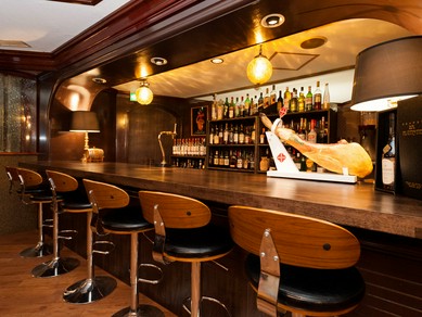 フラリと来店し、食事とお酒をひとり嗜む