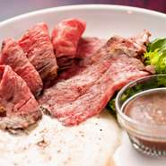 赤身ではなく、サーロインの塊をオーブンでじっくり焼き上げた自慢の逸品。“上質な牛肉の脂は甘い”ということを、改めて知ることができる逸品。