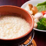 ふわりと立ち上るチーズの優しい薫り。わずかな塩気が、野菜や穀物の甘みを引き立たせてくれます。濃厚なチーズを、具材にたっぷり絡ませながら召し上がれ。