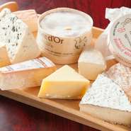 味も種類も様々な、輸入した本場の「チーズ」を使用