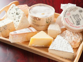 味も種類も様々な、輸入した本場の「チーズ」を使用