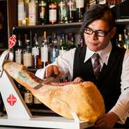 あくまでも主役はお客様。お酒と料理は、愉しい時間を過ごしていただくための小道具。そして私たちは、居心地の良さをご提供するための脇役です。そのため、お客様に対する心配りを欠かさないように心がけています。