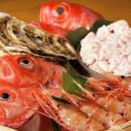 市場の仕入れのほかに、独自のルートを使って仕入れる天然ものの魚は、季節の地物を使用。旬の美味しい料理が味わえるお店です。仕入れにより鮮魚が変わるので、食べたことのない魚に出会えるかもしれません。