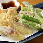 旬の地物野菜は、野菜の甘味を存分に味わえる『天ぷら』がおすすめ。揚げたてのサックサクを、お塩や、こだわりのお出汁につけて食べれば、口の中に香りと甘みが広がります。