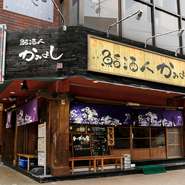 鶴舞線原駅から徒歩3分と駅から近い場所で営業しているのは、【鮨酒人かみよし】です。仕事帰りの飲み会や、食事会に利用したい新鮮な魚を食べられるお店です。