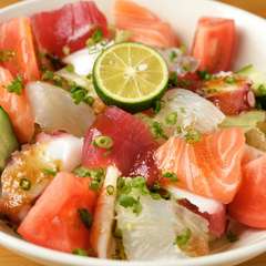 新鮮な魚介類を使用した『名物海鮮サラダ』