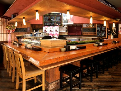 カウンター席は注文を受けたものからすぐに料理を提供