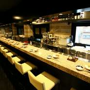 落ち着いたカウンター席はデートに最適。目の前でカットされる羊肉を見ながら、二人の会話も弾みそう。スタッフがおすすめの食べ方や部位の説明などを交えながら、ほどよい距離感の接客で楽しませてくれます。