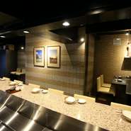 高級感を漂わせる店内は、大衆的なジンギスカンのイメージとは異なる落ち着いた雰囲気。シンプルながら洗練されたインテリアで統一され、カウンター15席のほか、4人掛けのテーブル席も備わっています。