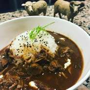 羊屋ならではの羊肉をふんだんに使った羊SUNRISE特製カレーになります。
サラサラとしたルーを小ライスにお掛けして提供するので、〆の一品にどうぞ！