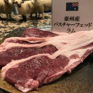 クローバー・ライグラスと呼ばれるイネ科、マメ科の牧草が自生した広大な放牧地で育ったオーストラリア最高品質のラム。