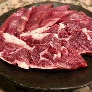 「ジンギスカン＝硬い、臭い」というイメージを浸透させてしまったマトンですが、当店では無冷凍、高品質なマトンを使用している為、本来の羊らしさを味わえる一品となっております。