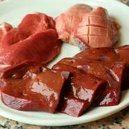 レバー、ハツ、タン、サガリなど、部位ごとに異なる味や食感が楽しめます。国産羊を1頭買いしてその日のうちに使い切るので、新鮮そのもの。1頭から10人前程度しか用意できないため、予約の際に問い合わせを。