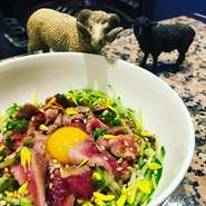 希少価値の高い国産羊肉のみを使ったユッケになります。
ジンギスカン鍋で炙り、お客様の目の前で仕上げる一品はお酒との相性も抜群です！