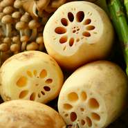 茨城県土浦の農家から直接仕入れる蓮根は、甘くて食感が良く肉厚。ジンギスカン鍋の淵にたまった羊肉の脂で揚げるようにして食べると、さらに甘みが際立ちます。ほかにも、新鮮な野菜をいろいろ取り揃えています。