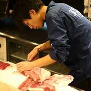 鮮度の「鮮」という字は、魚と羊と書くことからも、昔から羊は鮮度が大切だったことがわかります。そんな新鮮な味を楽しんで頂くため、無冷凍の羊肉を、注文を受けてからカウンター内で丁寧に手切りしています。