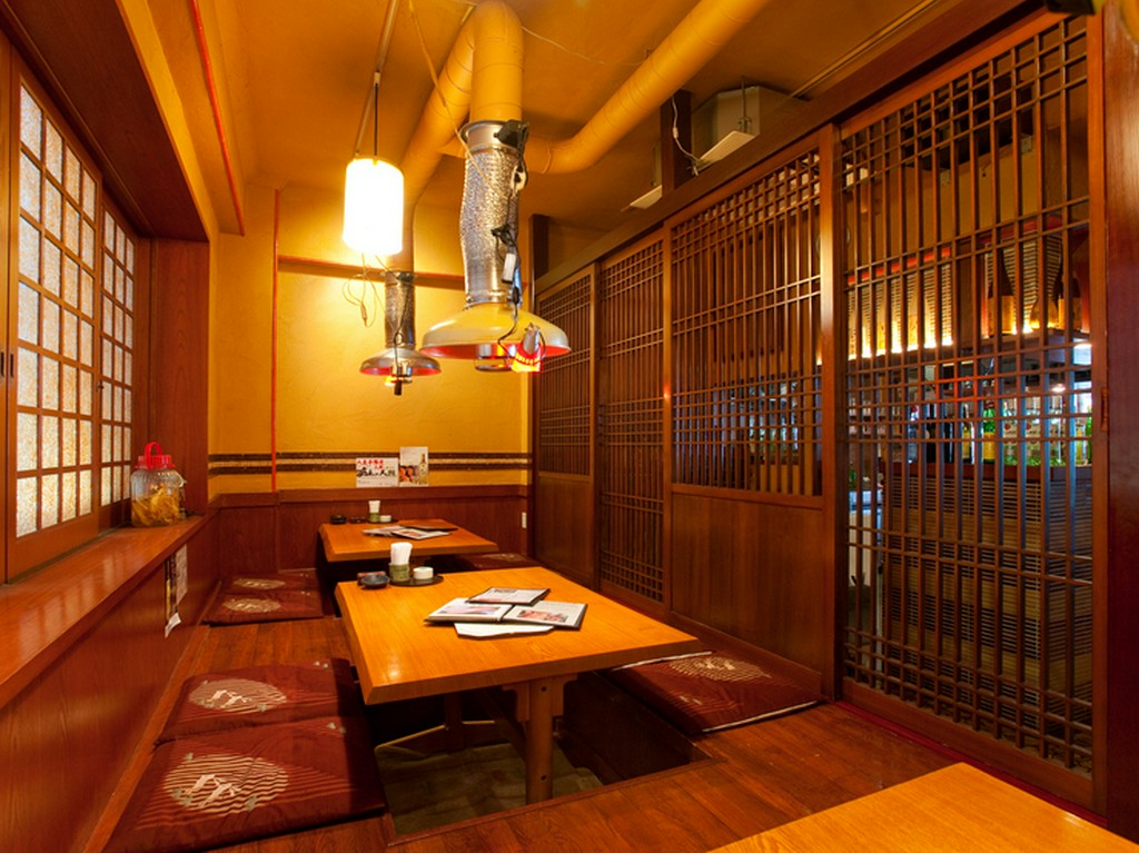 座敷席と掘りごたつ席35名様、貸切50名様程度まで				