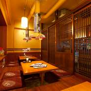 店舗の2階部分は座敷席と掘りごたつ席となっており、人数に合わせての宴会もできます。さらに、2階貸切で35名様程度まで、店舗の貸切で50名様程度の宴会が可能です。				