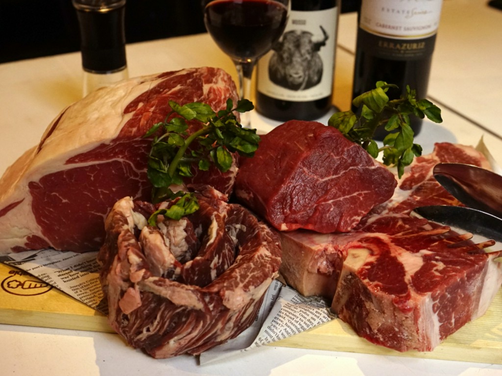 お肉を存分に堪能できる『かたまり肉盛り合わせ　500g/1キロ』