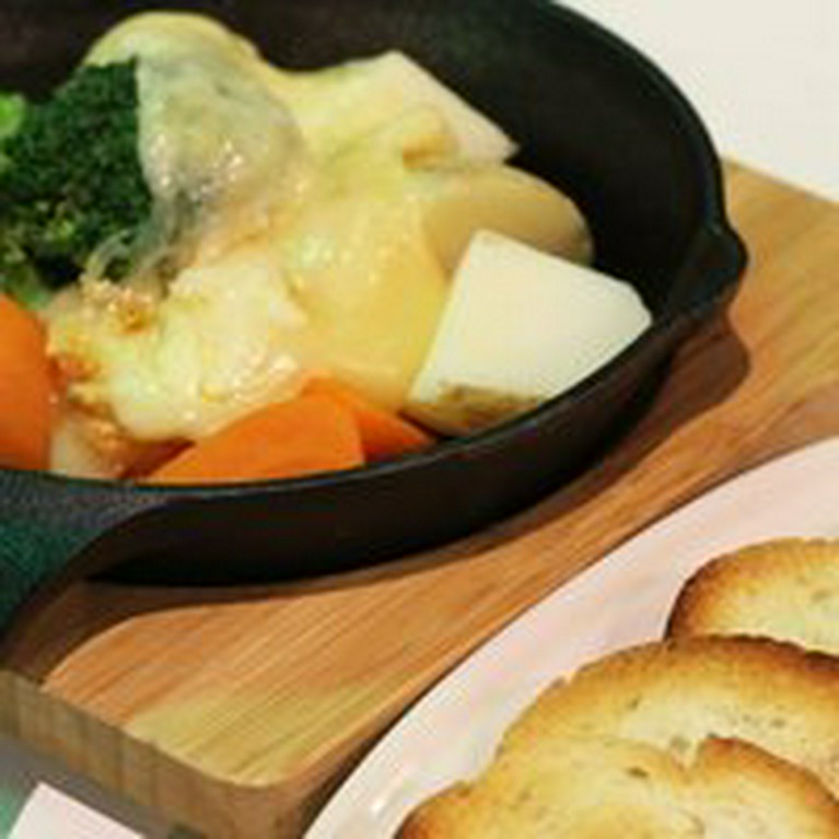 トロットロの濃厚チーズがたまらない『ラクレットチーズ　バゲットセット』