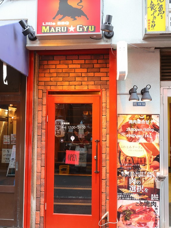 扉を開けるとあらわれる、隠れ家へと続く階段