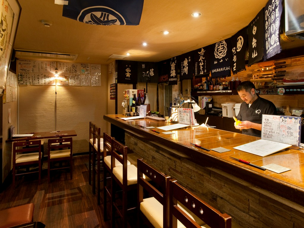 お一人でも気兼ねなく。店主との距離感が心地良いカウンター