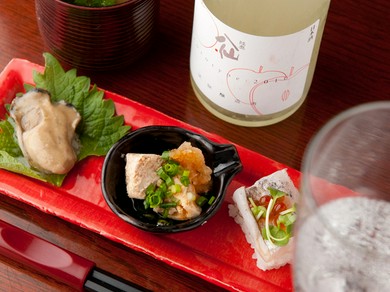 各地の蔵元から集めた日本酒を楽しみながら、産直食材を楽しめる