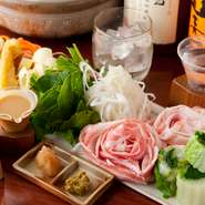 甘い脂身。千葉県「恋する豚」のしゃぶしゃぶ。
お野菜は、栃木県「藤田至善農園」の完全無農薬のあま～いお野菜を贅沢に盛り込みます♡

※ご予約は3日前までの受付となります。
時期により、お野菜は異なります。
