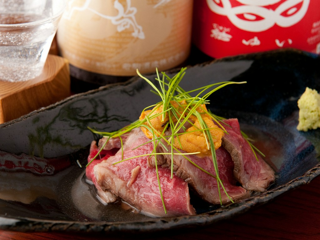 和牛の旨味を閉じ込めてしっとり焼き上げた逸品『わくの和風ローストビーフ』　※うにのせ＋300円