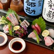 神奈川県、三浦半島より朝獲れの新鮮な鮮魚を揃えています!
その日の鮮魚を盛り込んだ、ぜんぶ食べれちゃうお刺身の盛り合わせがオススメです！

※鮮魚の種類はスタッフまで！