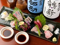 神奈川県、三浦半島より朝獲れの新鮮な鮮魚を揃えています!
その日の鮮魚を盛り込んだ、ぜんぶ食べれちゃうお刺身の盛り合わせがオススメです！

※鮮魚の種類はスタッフまで！