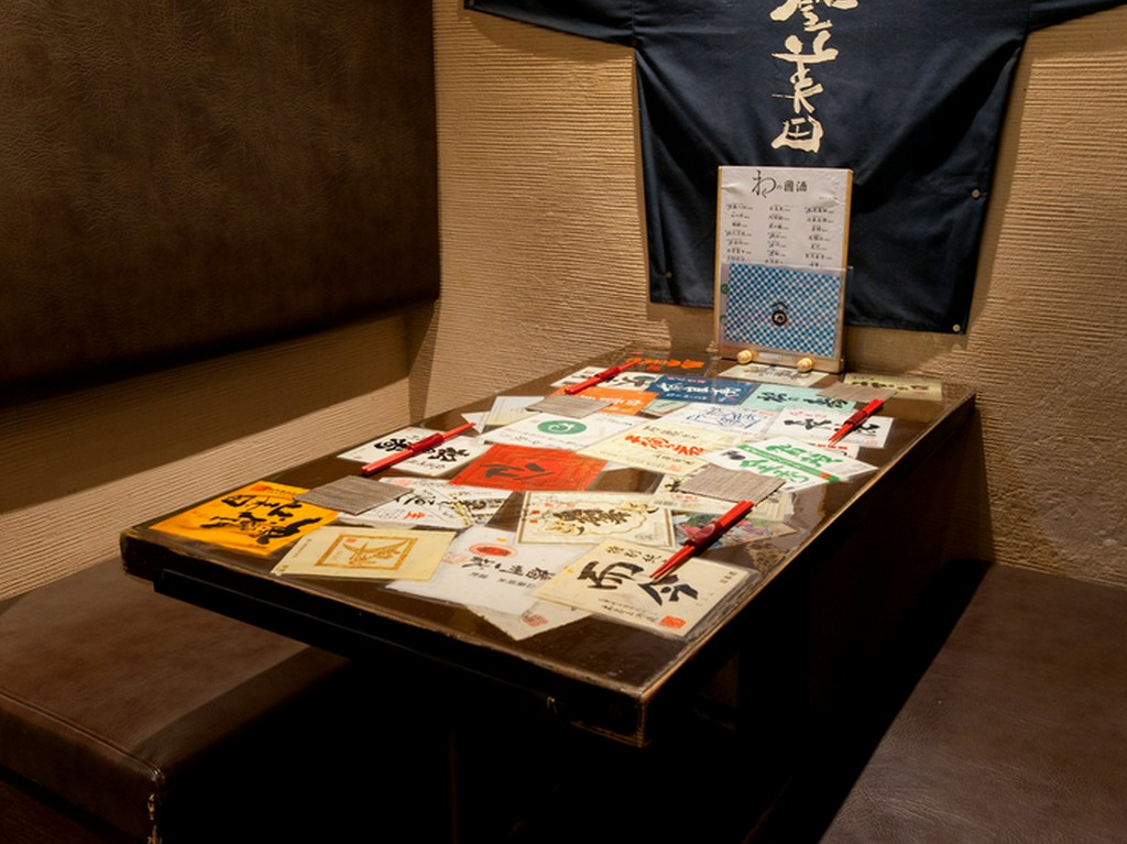 周りを気にせずくつろげるテーブル席