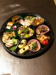 わく自慢のお酒のお供を盛り込みます!!
ご人数様に合わせたサイズが選べるのも魅力の一つ。
内容はその日によって異なります。
2~3名様向け 5,000円
4~5名様向け 8,000円