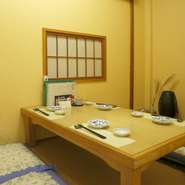 個室は1階に4人用と10人用の座敷2部屋、2階に6人用のテーブル席1部屋と、12人まで利用可能な座敷1部屋の計4部屋を用意。人数や用途に合わせた部屋を用意してくれます。