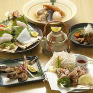 境港直送の「鮮魚」、山陰の名水で育てられた銘柄「大山どり」、県内各地の生産者さまから直接仕入れる「野菜」や、種類豊富な「地酒」まで。鳥取県の名産を取り入れることをテーマに、料理をおつくりしています。
